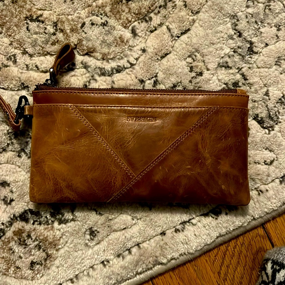 Light brown Ivesign wristlet